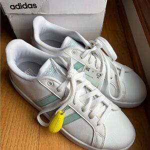 NWT Adidas women’s CF Advantage sneakers
